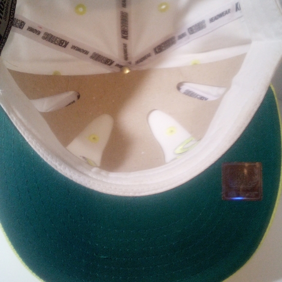 50%off BROOKLYN ORIGINAL SNAPBACK CAP LIME GREEN VISOR AND INSIGNIA DISPLAY I… - Picture 6 of 8